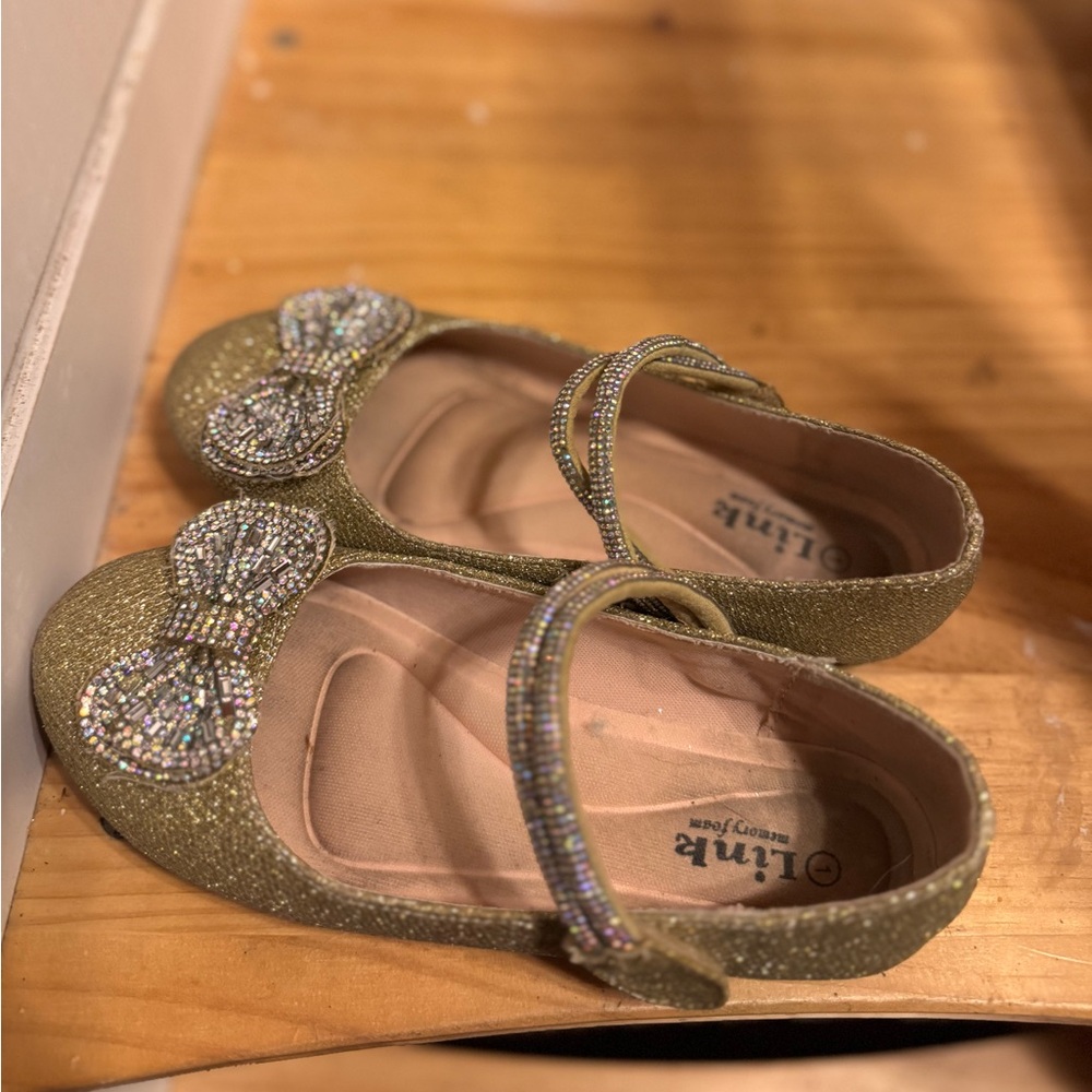 Link Glittery girls size 1 Kids Dress Shoes